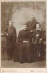 Trouw Leendert 23-11-1893 met ouders en broer (foto 7).jpg